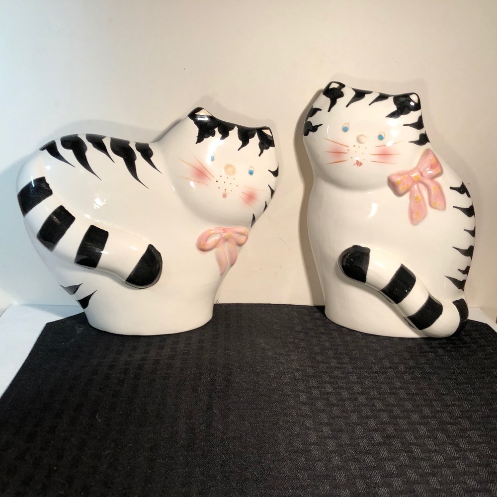 Big ! Set of 2 Vintage Cat 🐈 Figures black & white ceramic Super Cute